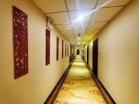 Longyi Hotel (Harbin Chinese Baroque Style Street Store)